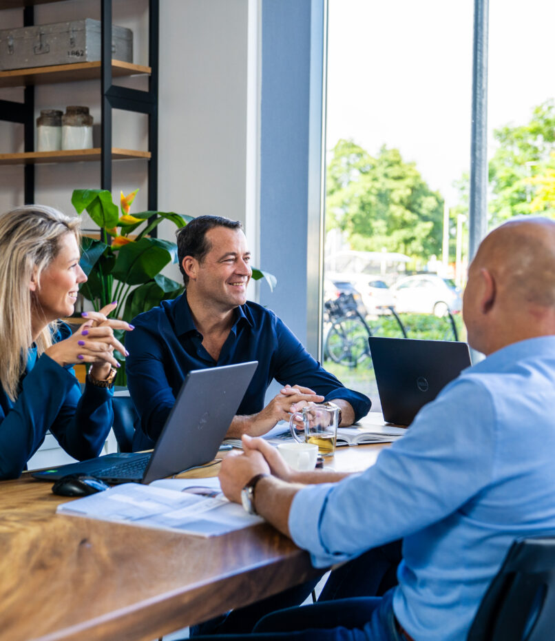 Afbeelding van vier financieel adviseurs aan tafel.